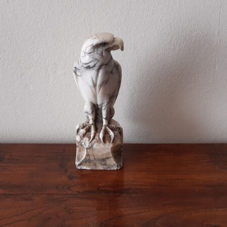 Roofvogel van marmer 21 cm