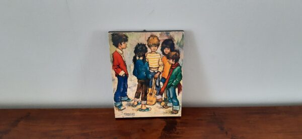 vintage houten wanddecoratie afbeelding op hout groep jongeren jaren 70