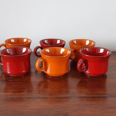 Set vintage oranje en rode kopjes